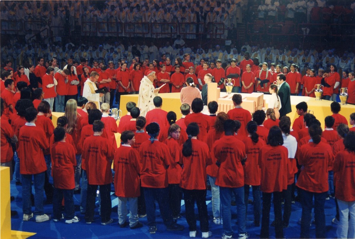 Rassemblement à Bercy pour la messe chrismale. Les confirmés de l'an II autour du saint chrême, le 19 avril 2000. 