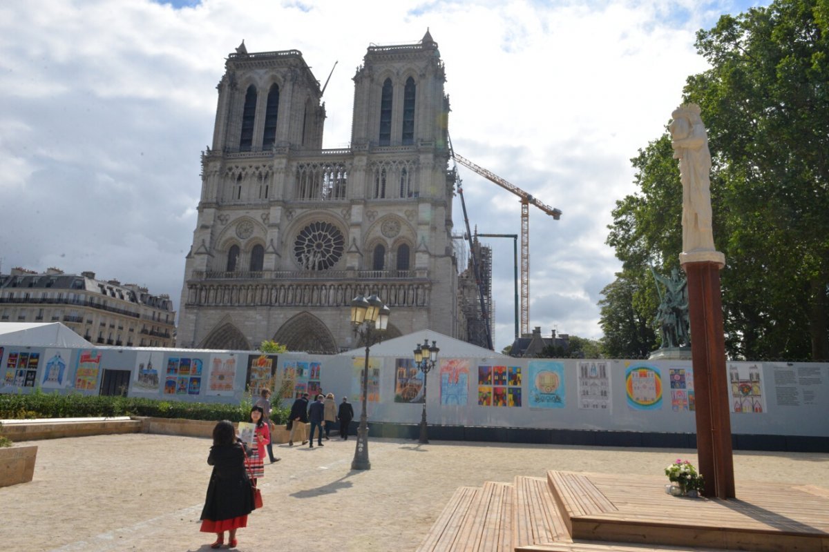 Parvis de Notre-Dame de Paris. © Marie-Christine Bertin / Diocèse de Paris.