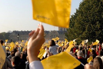 Septembre : Visite de Benoît XVI. Messe sur l'esplanade des Invalides. La foule salue le Pape. 