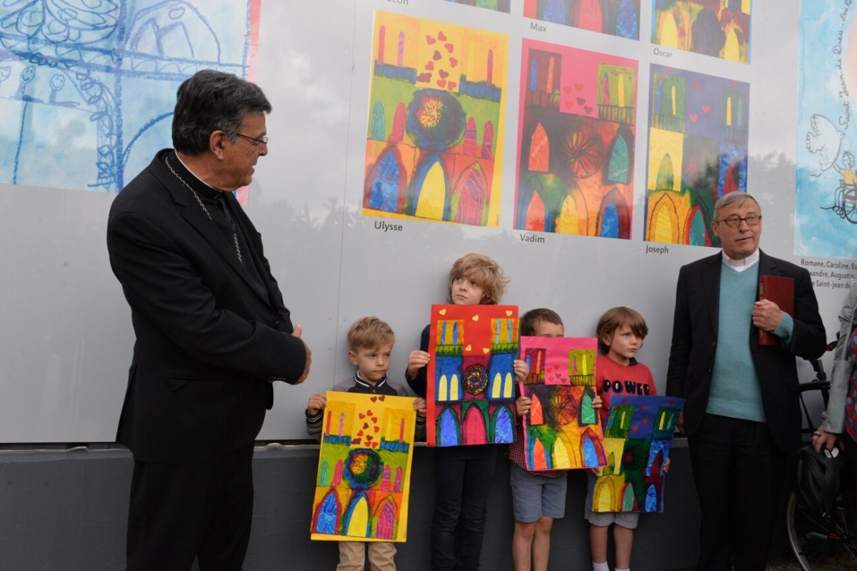 Inauguration de l'exposition de dessins au pied de la cathédrale. © Marie-Christine Bertin / Diocèse de Paris.