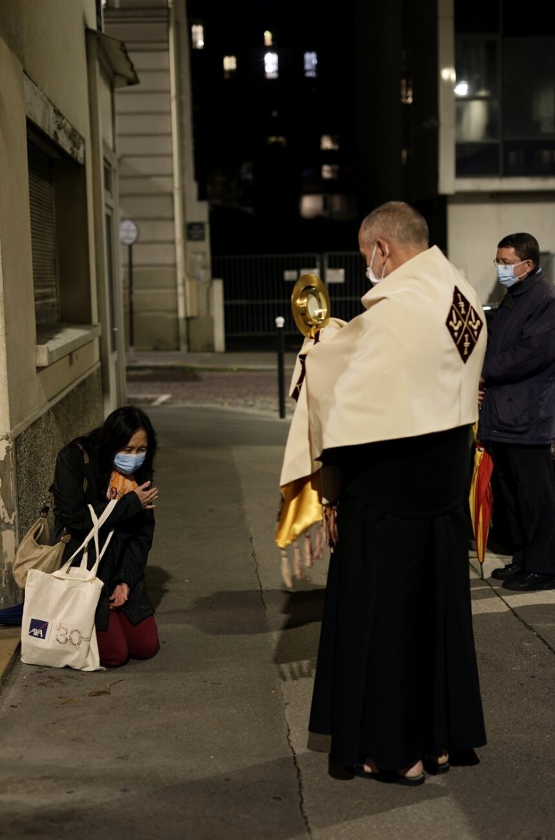 Bénédiction du quartier de Notre-Dame de la Salette - novembre 2020. © Trung Hieu Do / Diocèse de Paris.