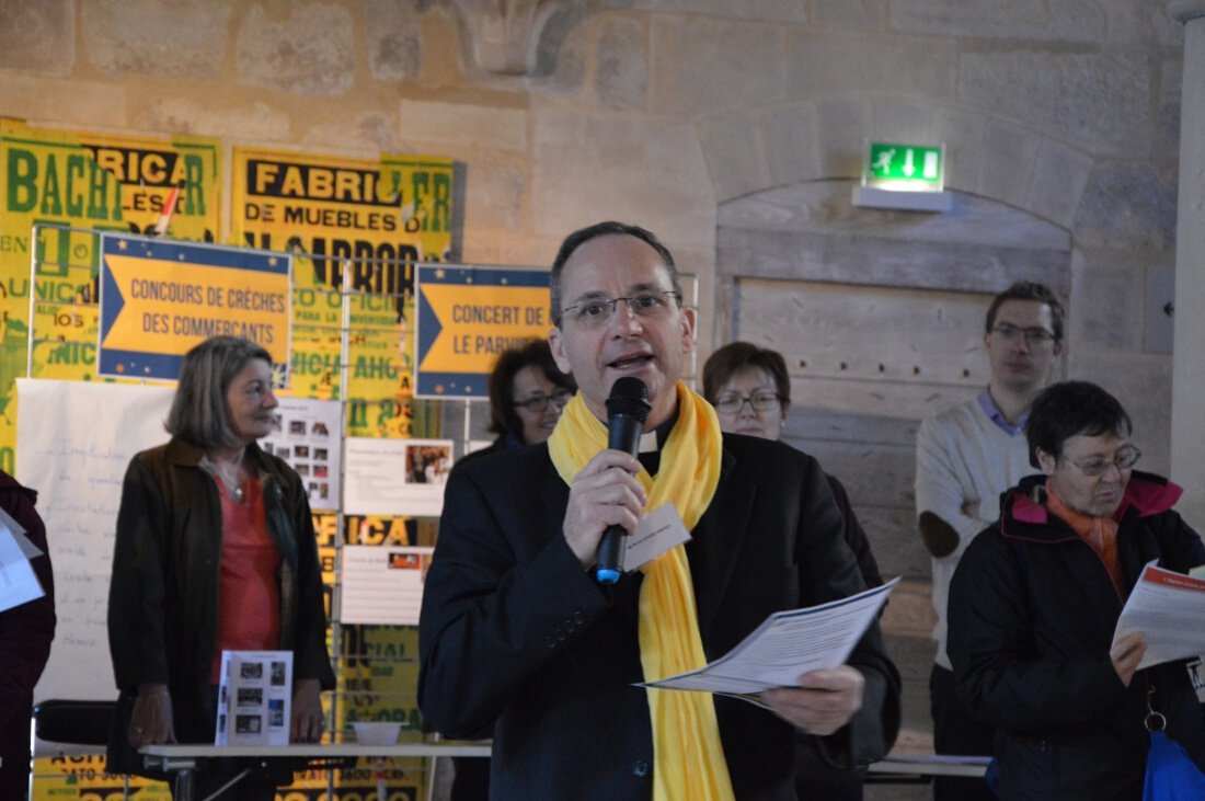 Mgr Bruno Lefevre Pontalis accueille les participants.. © D. R..