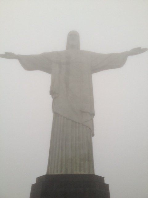 Arrivée du sommet du Corcovado. Dans les nuages. © © P. Benoist de Sinety / Diocèse de Paris.