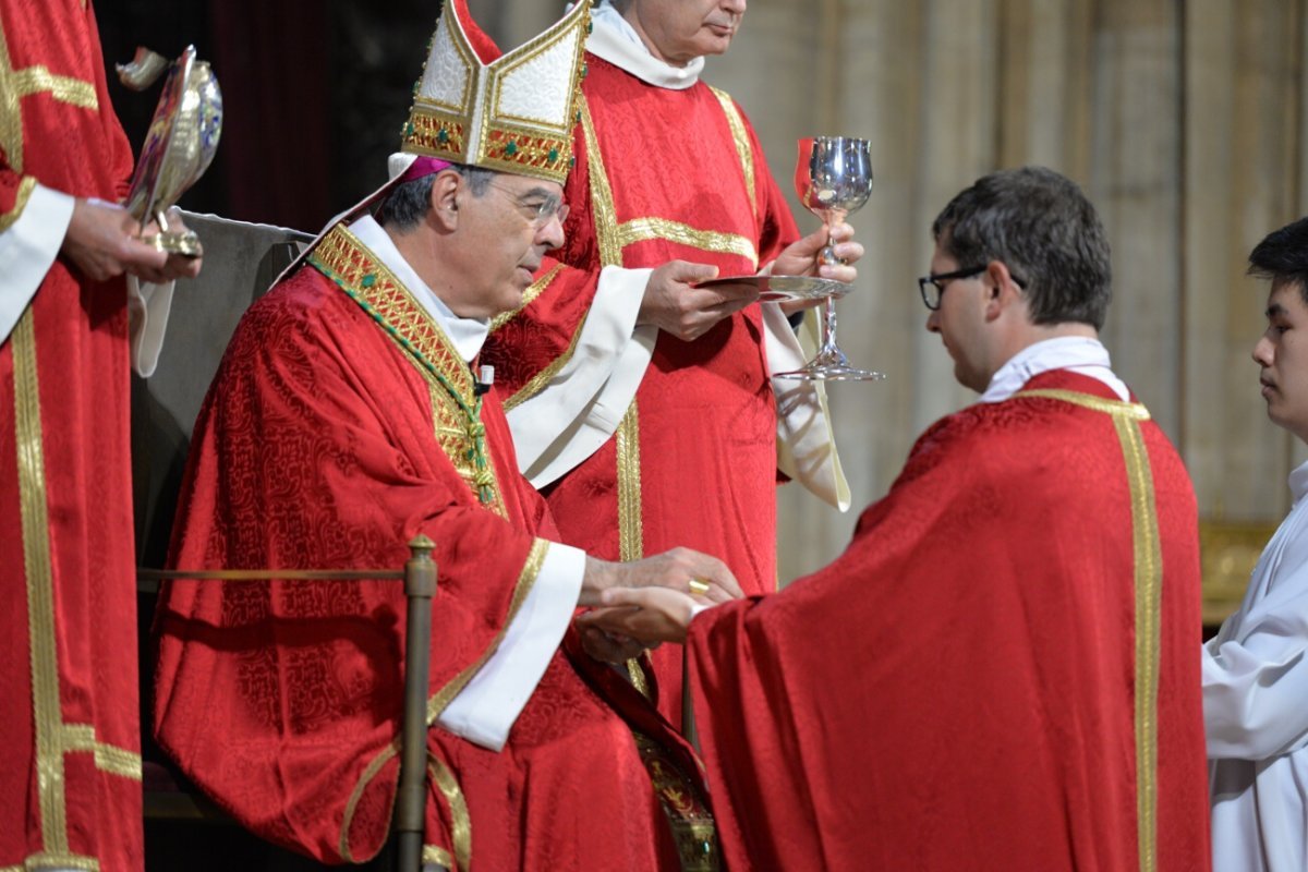 L'archevêque oint de Saint Chrême les mains des nouveaux prêtres. © Marie-Christine Bertin / Diocèse de Paris.