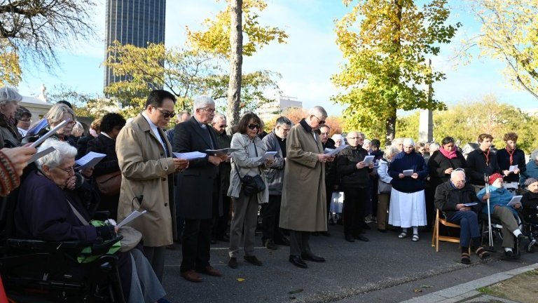 Prière pour les prêtres défunts au cimetière Montparnasse 2025. (c) Marie-Christine Bertin / Diocèse de Paris.
