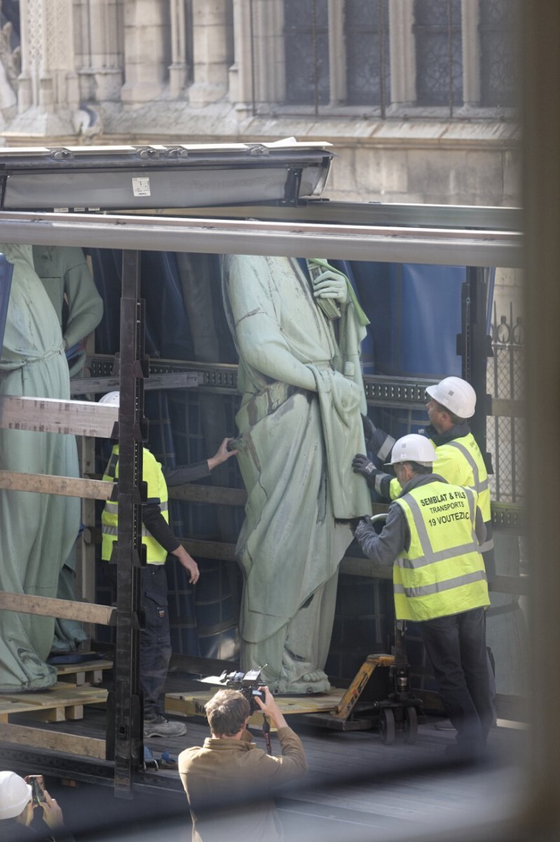 Dépose des 16 statues de la flèche de Notre-Dame de Paris. © Yannick Boschat / Diocèse de Paris.