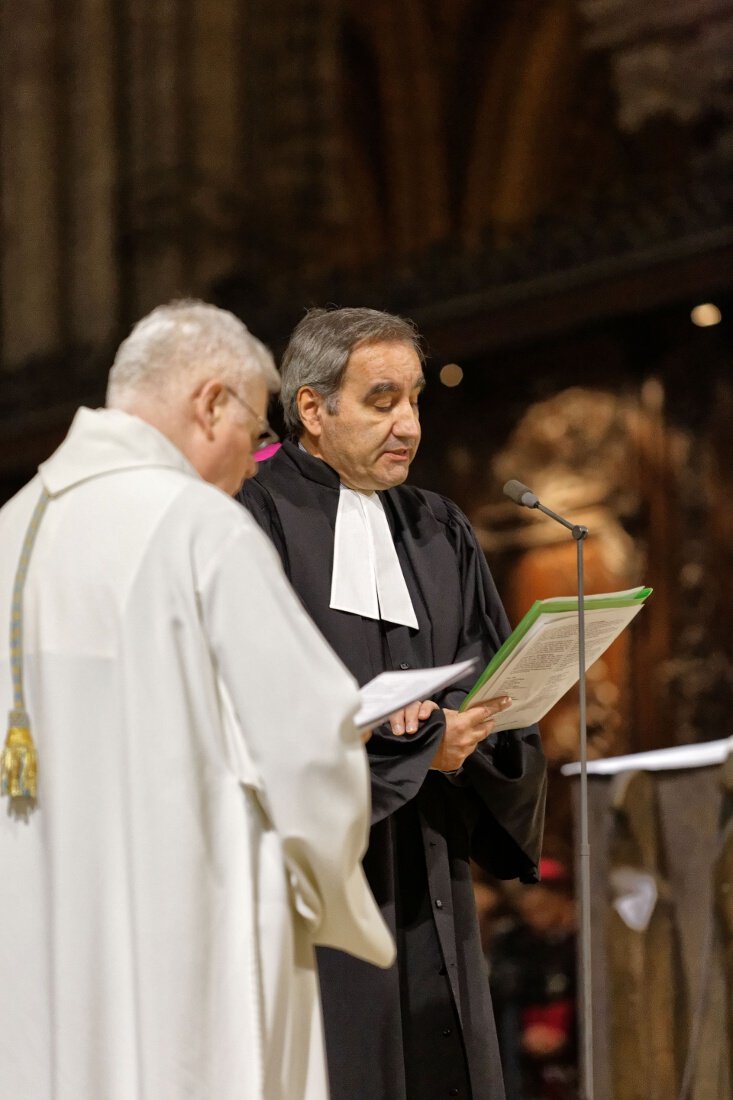 Prière pour la paix par le pasteur Clavairoly. © Yannick Boschat / Diocèse de Paris.