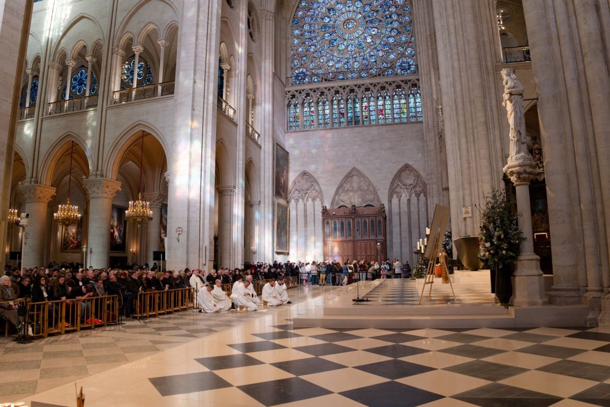 Prière du milieu du jour à Notre-Dame de Paris. © Yannick Boschat / Diocèse de Paris.
