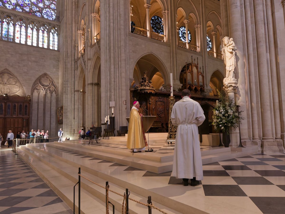 Vêpres à Notre-Dame de Paris à l'arrivée de la marche pour les vocations. © Yannick Boschat / Diocèse de Paris.