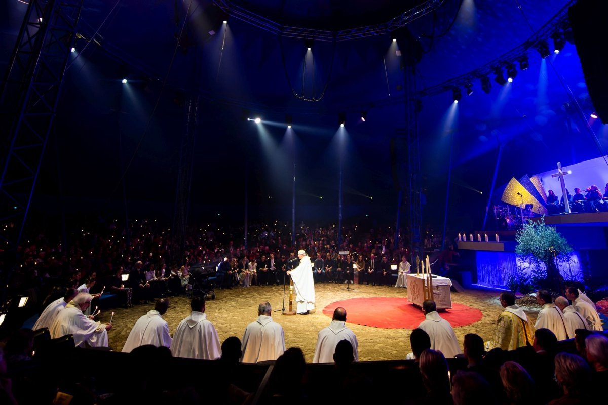 Messe de minuit sous le chapiteau du cirque Gruss (16e). Samedi 24 décembre 2022. © Olivier Braj.