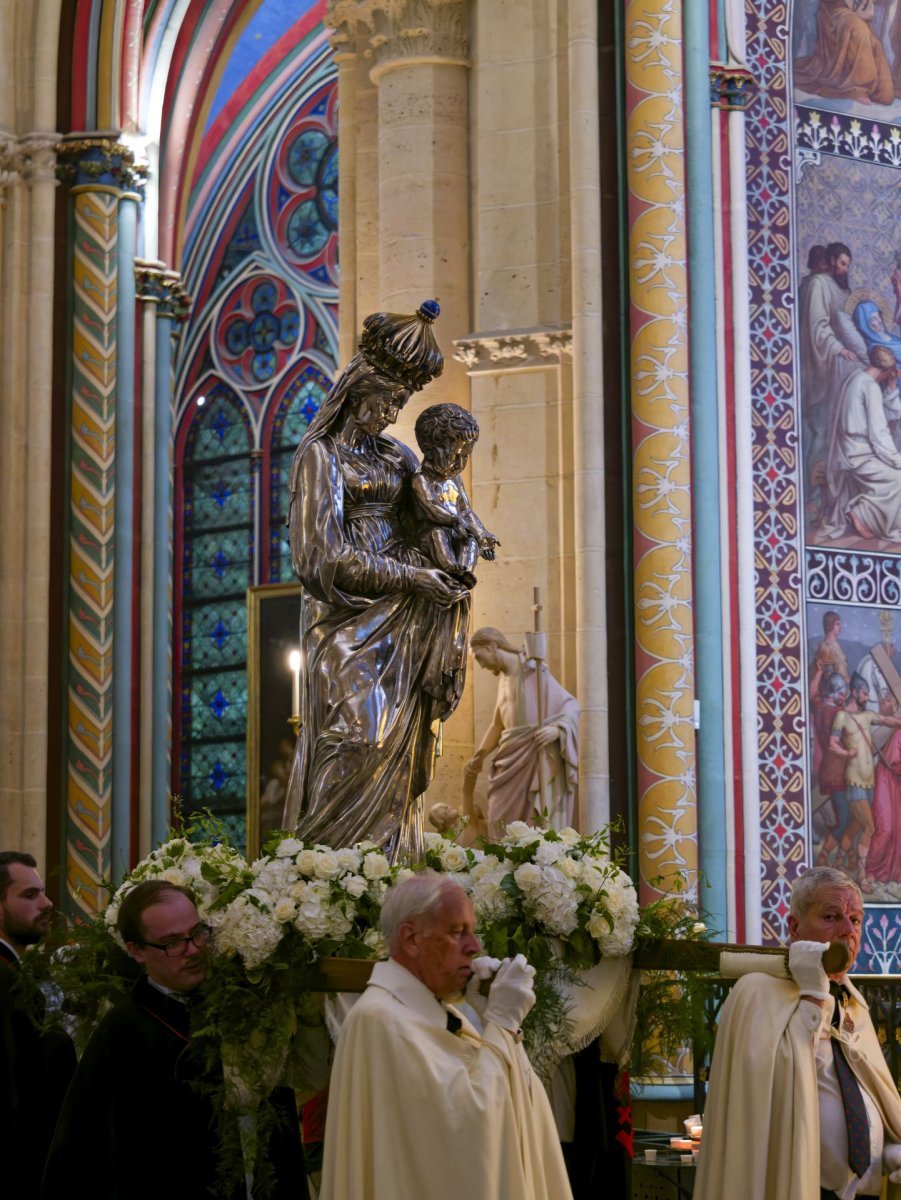 Procession dans la Cathédrale pour l'Assomption 2026. © Yannick Boschat / Diocèse de Paris.