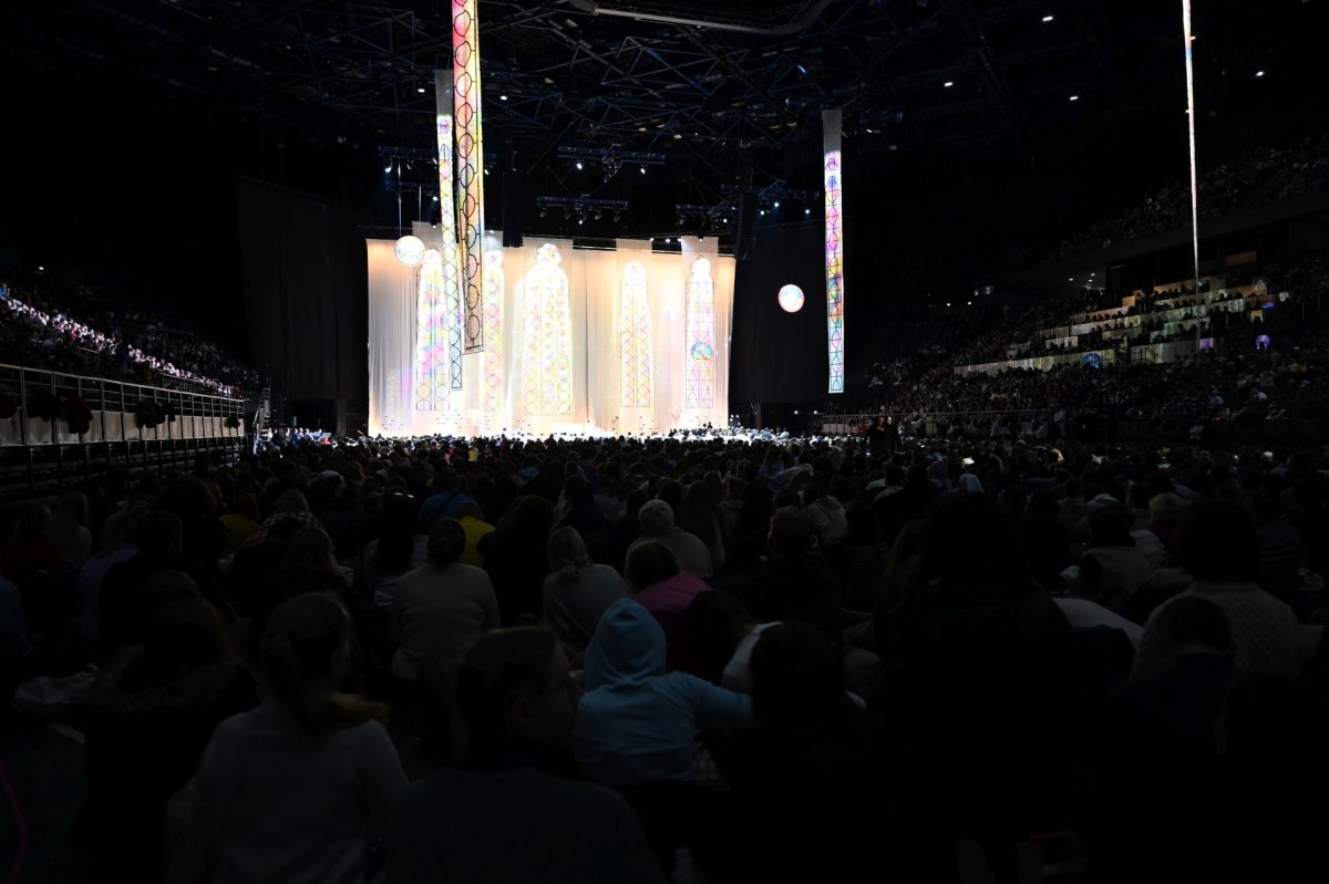 Prière du soir à l'Accor Arena à Bercy. © Marie-Christine Bertin / Diocèse de Paris.