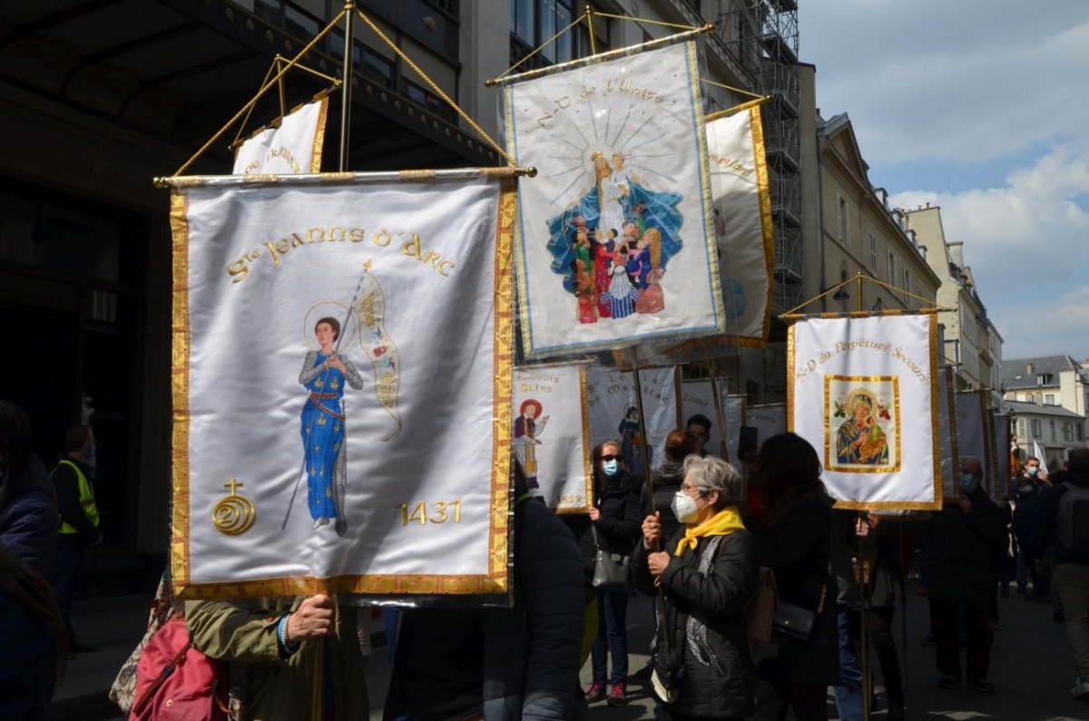 Marche vers Notre-Dame de Paris. © Michel Pourny.