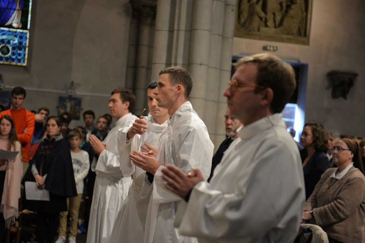 Ordinations diaconales en vue du sacerdoce à Saint-Hippolyte. © Marie-Christine Bertin / Diocèse de Paris.