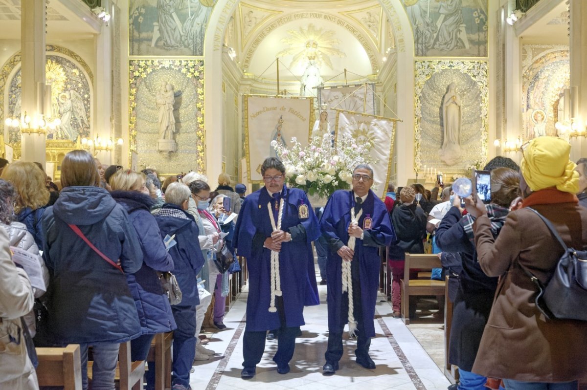 Procession mariale “Marcher avec Marie”. © Trung Hieu Do / Diocèse de Paris.