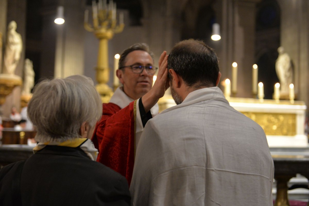 Confirmation des adultes au cours de la Vigile de Pentecôte 2023, (…). © Marie-Christine Bertin / Diocèse de Paris.