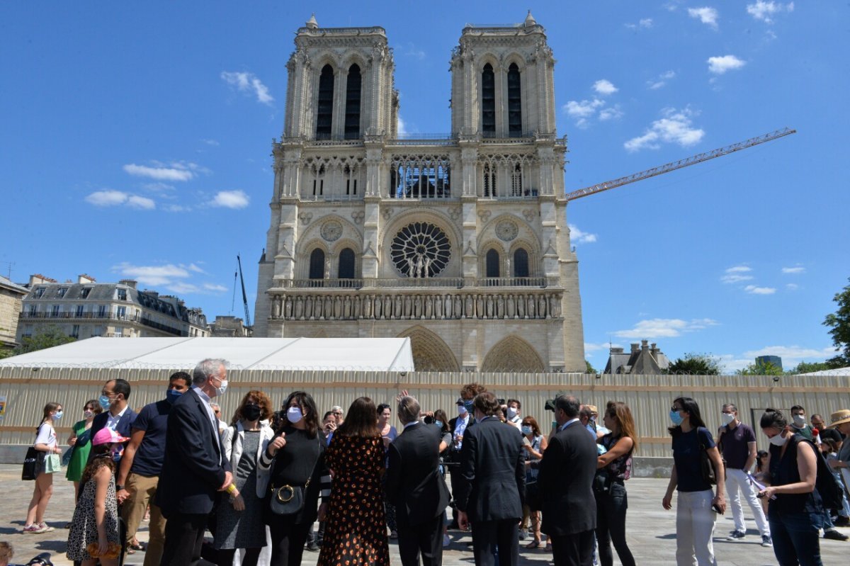 Réouverture du parvis de Notre-Dame de Paris. © Marie-Christine Bertin / Diocèse de Paris.