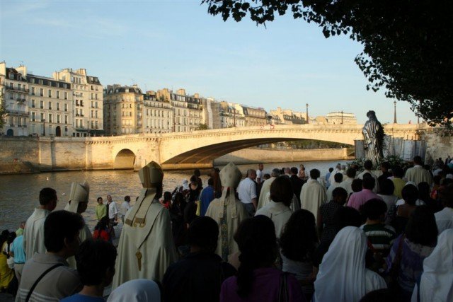 Août 2009 : Procession Fluviale de l'Assomption autour de Notre-Dame de (…). Près de 5 000 pèlerins ont embarqués sur 8 bateaux à la veille du 15 août 