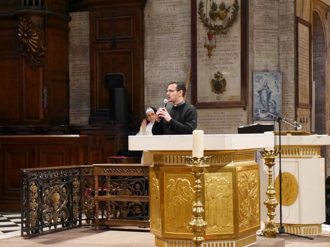 Le père Étienne Givelet, délégué pour le rassemblement des 6e, a expliqué la (…). © Yannick Boschat / Diocèse de Paris.