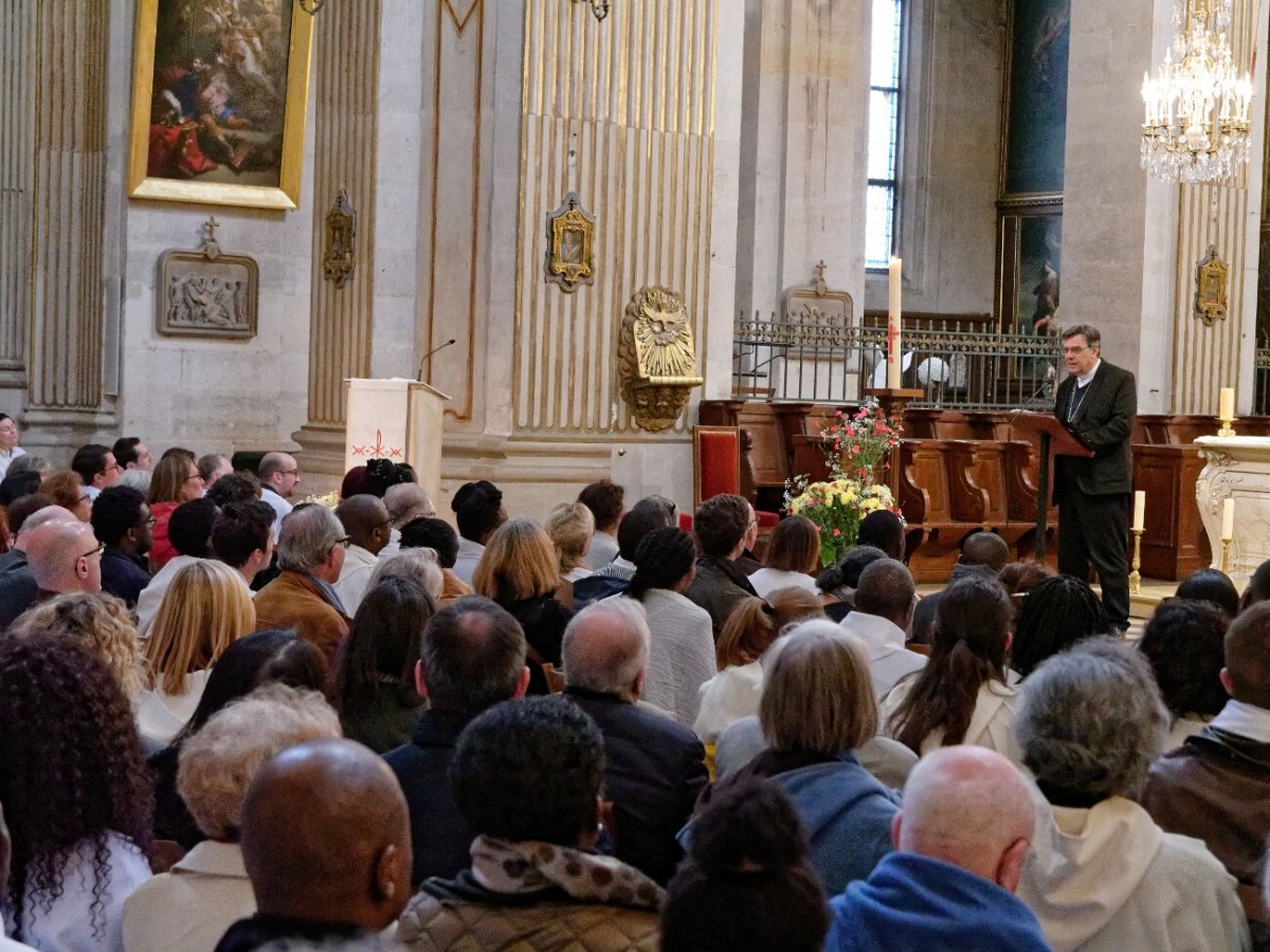 Rassemblement des néophytes à Saint-Louis en l'Île. © Yannick Boschat / Diocèse de Paris.