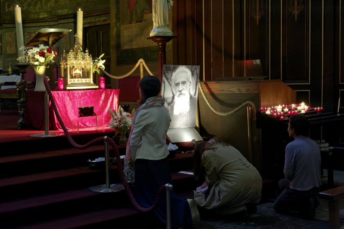 Vénération des reliques du bienheureux Vladimir Ghika à Saint-Louis d'Antin. © Trung Hieu Do / Diocèse de Paris.