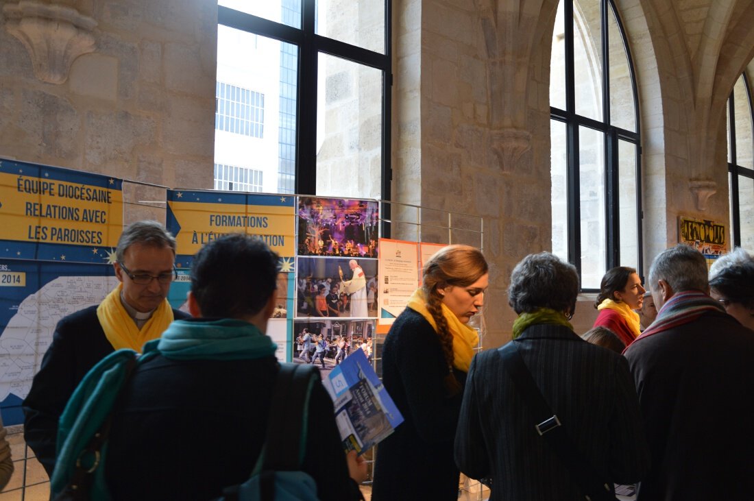 Passage au stand des Relations paroisses. © D. R..