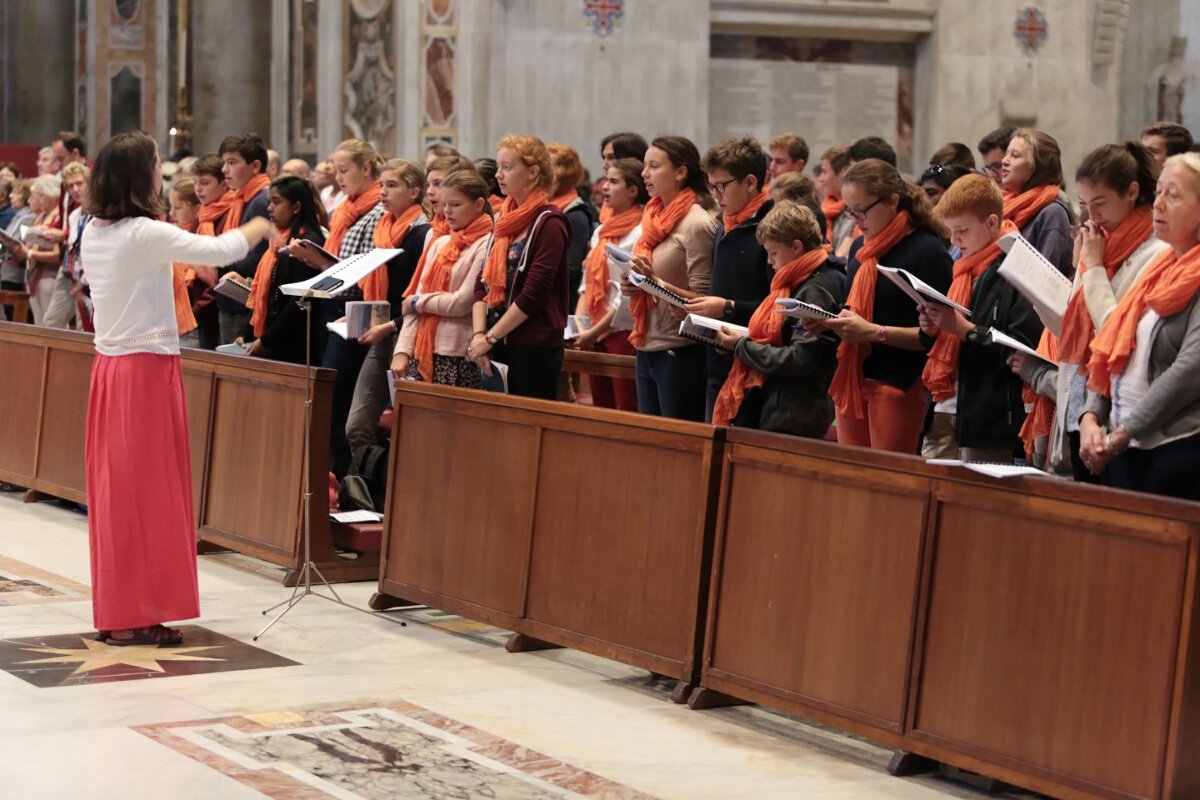 Saint-Pierre de Rome. Après le passage de la porte sainte les pèlerins ont (…). © Yannick Boschat / Diocèse de Paris.