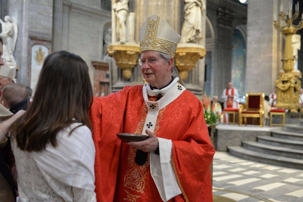 Confirmation des adultes au cours de la Vigile de Pentecôte 2023, (…). © Marie-Christine Bertin / Diocèse de Paris.