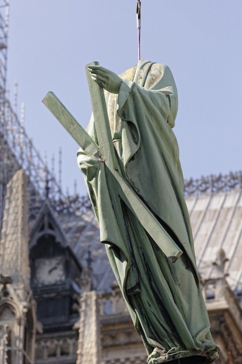 Dépose des 16 statues de la flèche de Notre-Dame de Paris. © Yannick Boschat / Diocèse de Paris.