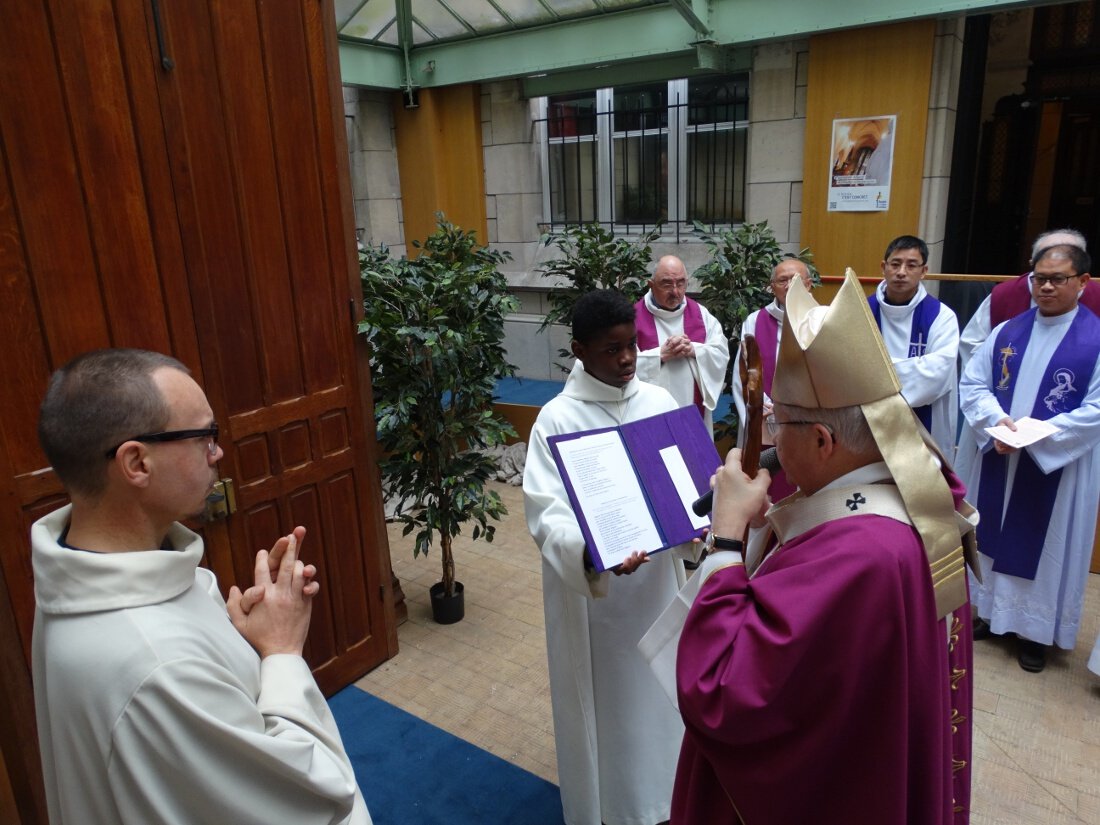 Bénédiction de la porte sainte par le cardinal André Vingt-Trois. © BNDDPS.