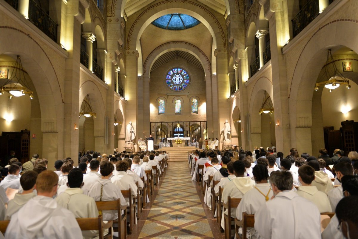 Rassemblement des servants et servantes de la liturgie. © Marie-Christine Bertin / Diocèse de Paris.