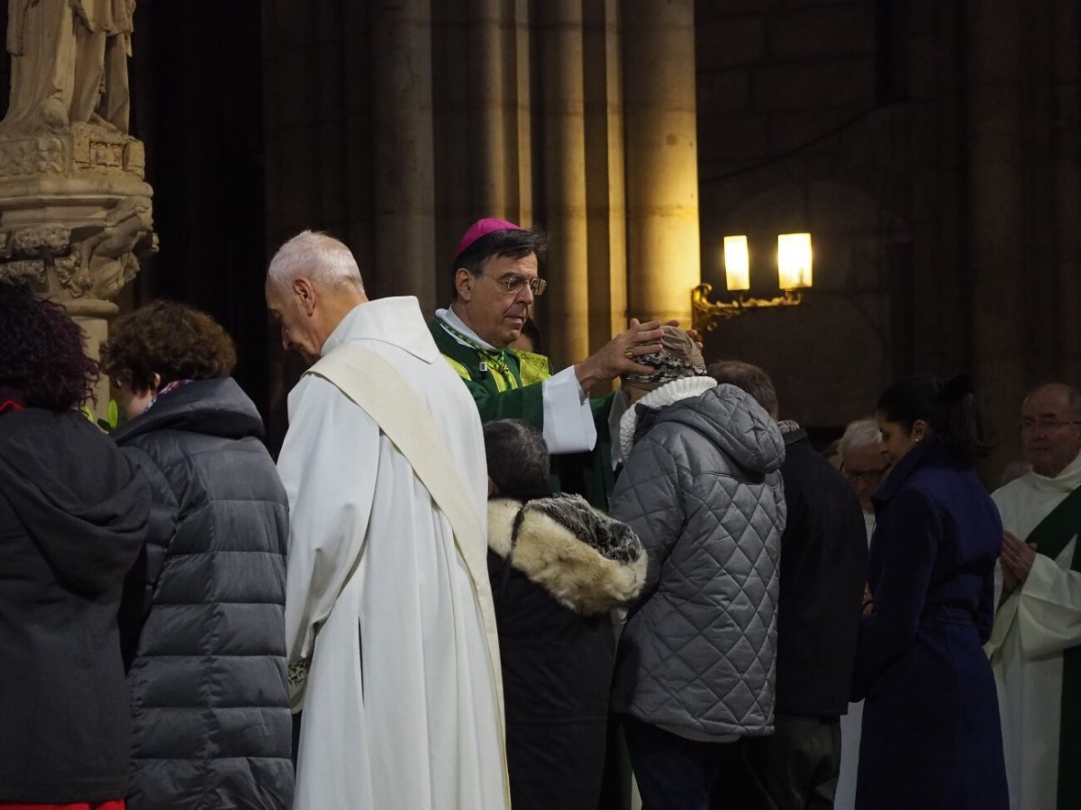 Onction des malades lors de la messe. © Bernard Apostolides.