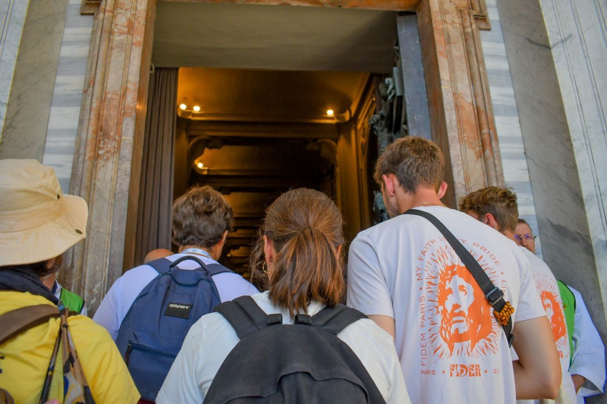 Mercredi 30 juillet - Passage de la Porte sainte. © Clémence Vecten – Diocèse de Paris.