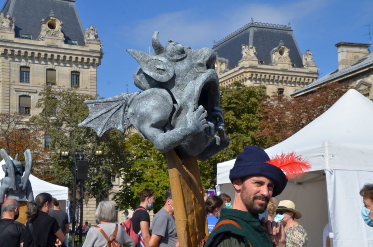 Rebâtir Notre-Dame : village des métiers sur le parvis de la cathédrale. © Michel Pourny / Diocèse de Paris.