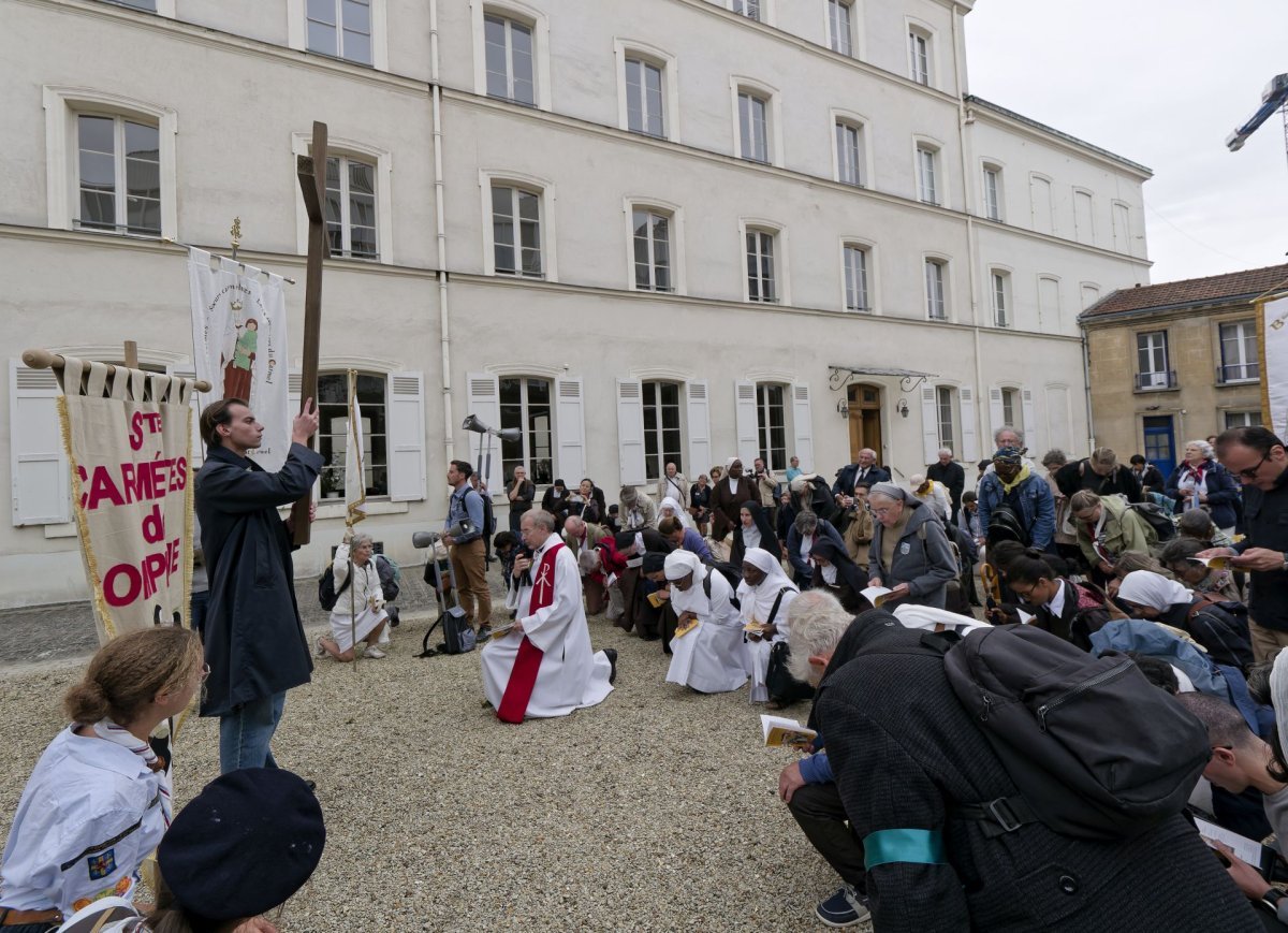 Canonisation des 16 Carmélites de Compiègne : Procession et chemin de croix. © Yannick Boschat / Diocèse de Paris.