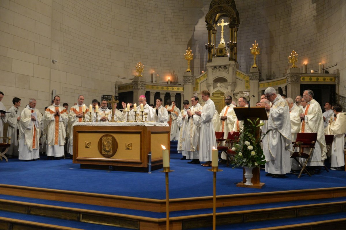 Ordinations diaconales en vue du sacerdoce à Saint-François de Sales. © Marie-Christine Bertin / Diocèse de Paris.