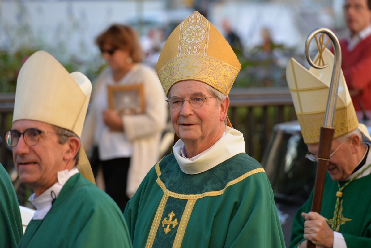 Imposition du pallium à Mgr Laurent Ulrich. © Marie-Christine Bertin / Diocèse de Paris.