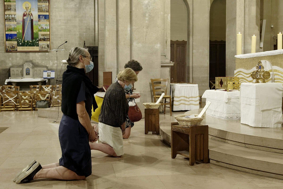 Vénération des reliques de sainte Geneviève à Saint-Lambert de Vaugirard. © Trung-Hieu Do / Diocèse de Paris.