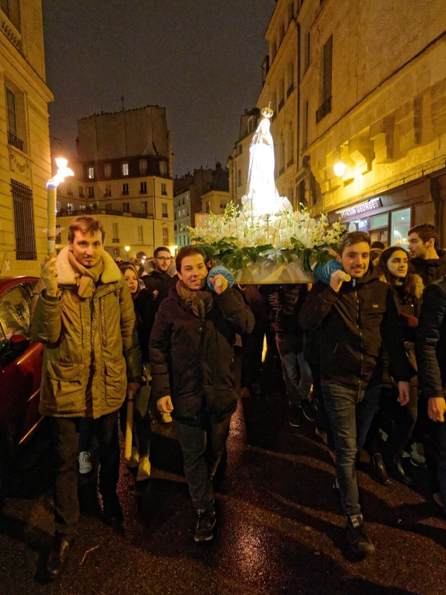 Procession Mariale, halte à Notre-Dame des Victoires. © y.