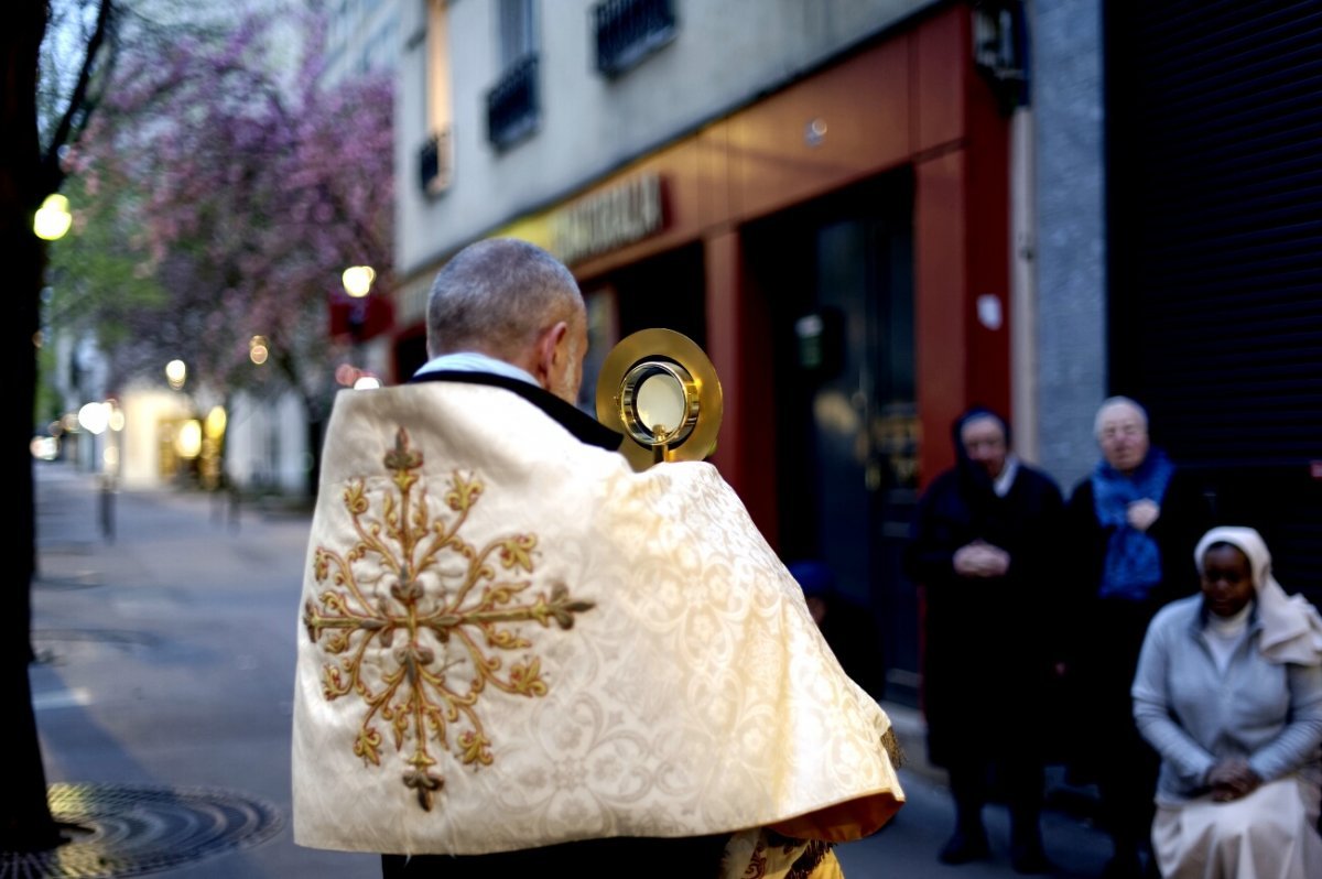 Bénédiction du quartier de Notre-Dame de la Salette. © Trung Hieu Do / Diocèse de Paris.