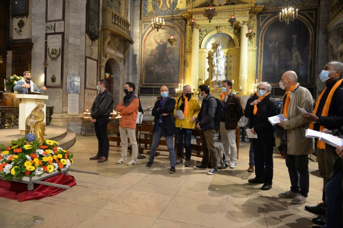 Montée à Montmartre de la paroisse Notre-Dame des Victoires. © Marie-Christine Bertin / Diocèse de Paris.