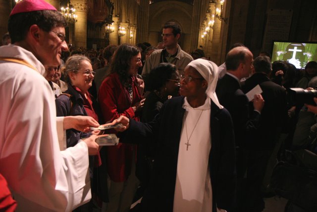 Mai 2009 : Grande veillée pour la vie. Plus de 4 000 personnes sont venues à Notre-Dame de Paris prier pour la vie 