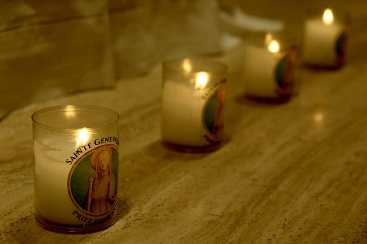 Accueil des reliques de sainte Geneviève à Notre-Dame de La Salette [Ajouter. © Trung-Hieu Do / Diocèse de Paris.