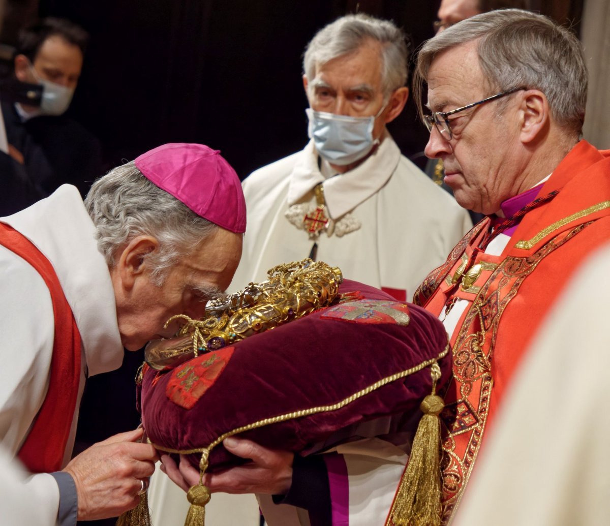 Ostention de la sainte couronne d'épines. 12 février 2022 © Yannick Boschat / Diocèse de Paris.