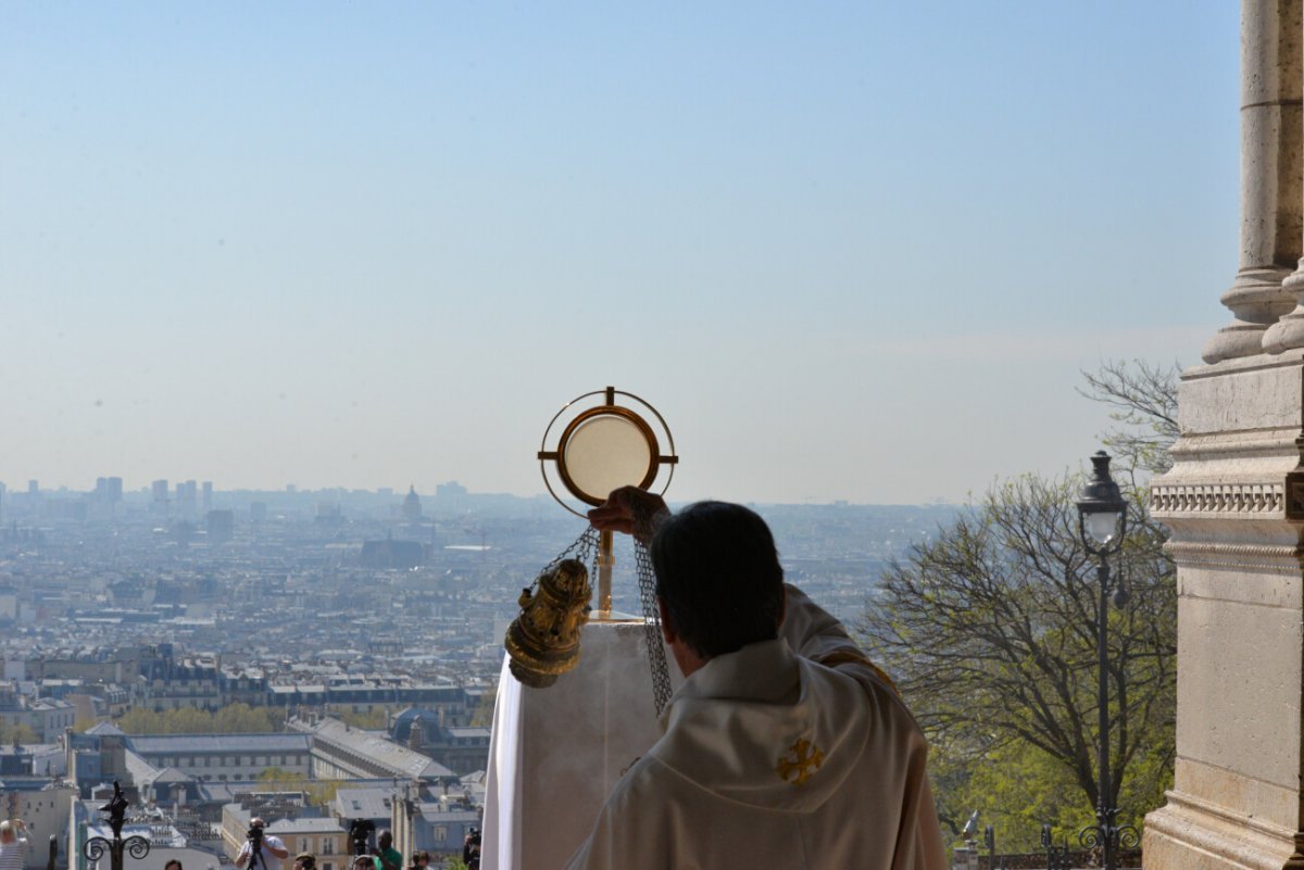 Bénédiction du Saint-Sacrement sur la ville. © Marie-Christine Bertin.