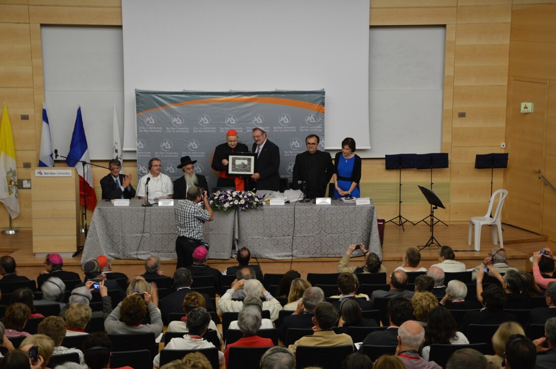 Conférence du Cardinal Vingt-Trois avec, notamment, le Rabbin Yaakov Ariel, (…). © Pierre-Louis Lensel.