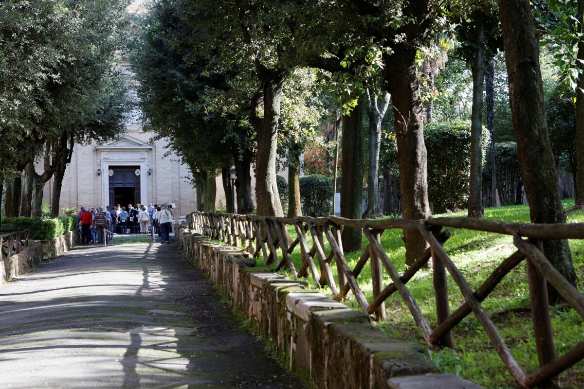 Première étape à l'abbaye trappiste des Trois Fontaines, lieu du martyr (…). © Yannick Boschat / Diocèse de Paris.