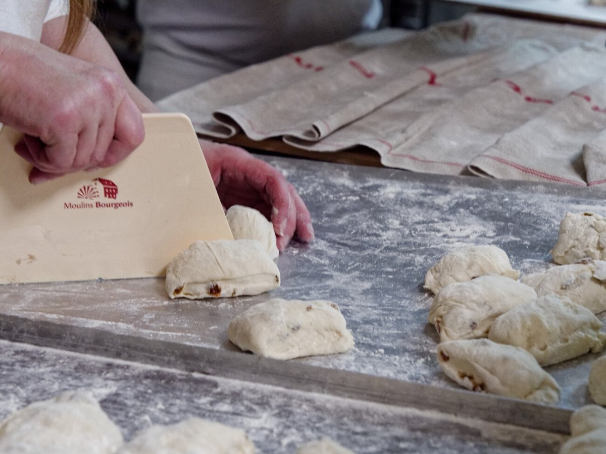 Préparation des petits pains de sainte Geneviève. © Yannick Boschat / Diocèse de Paris.