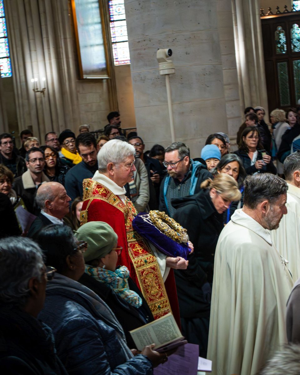 Vénération de la sainte Couronne d'épines le Vendredi saint 2026. © Liam Hoarau / Diocèse de Paris.