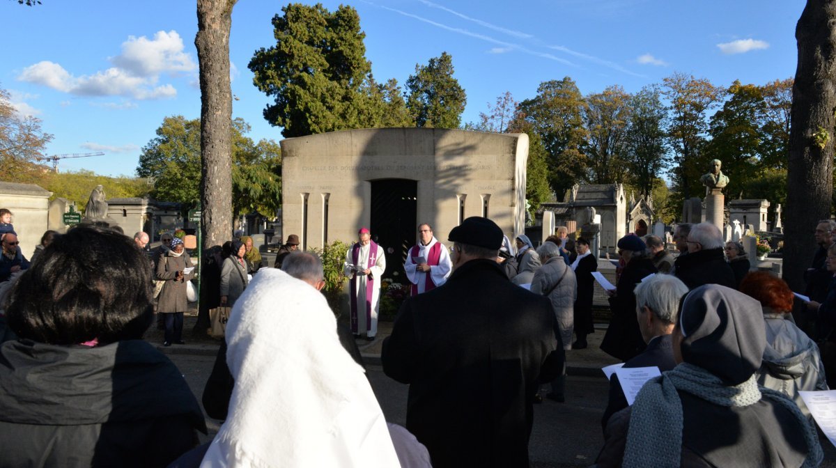 Prière pour les prêtres défunts au cimetière Montparnasse 2018. © Marie-Christine Bertin / Diocèse de Paris.